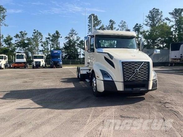 Volvo VNL64T300 牵引车
