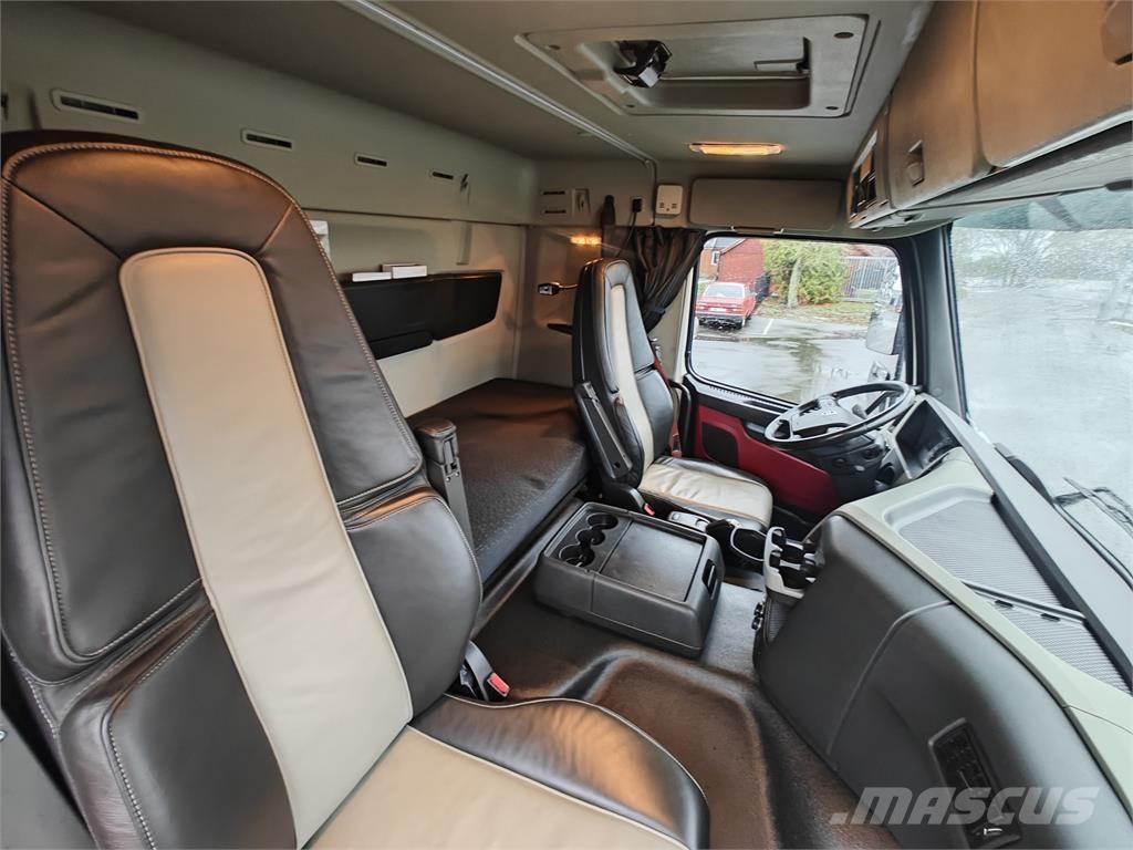 Volvo FM330 厢式货车