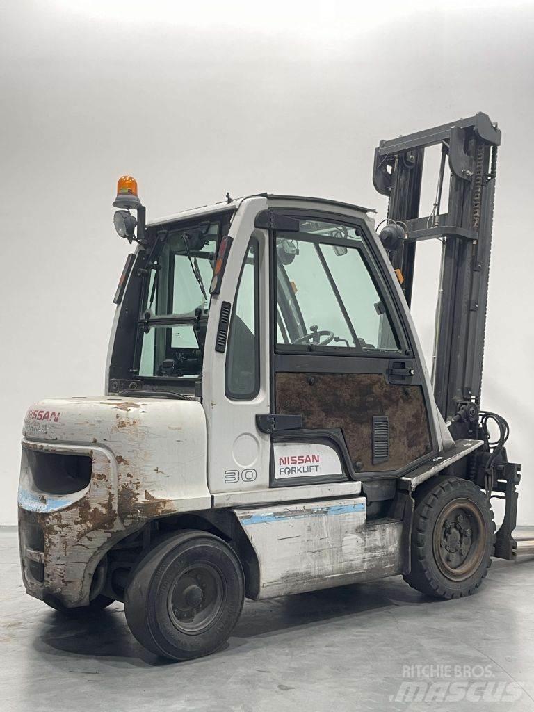 Nissan YG1D2A300 柴油叉车