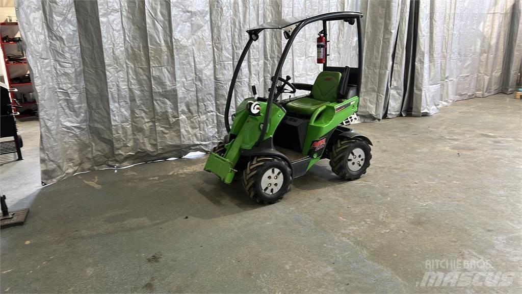 Avant 225 滑移装载机