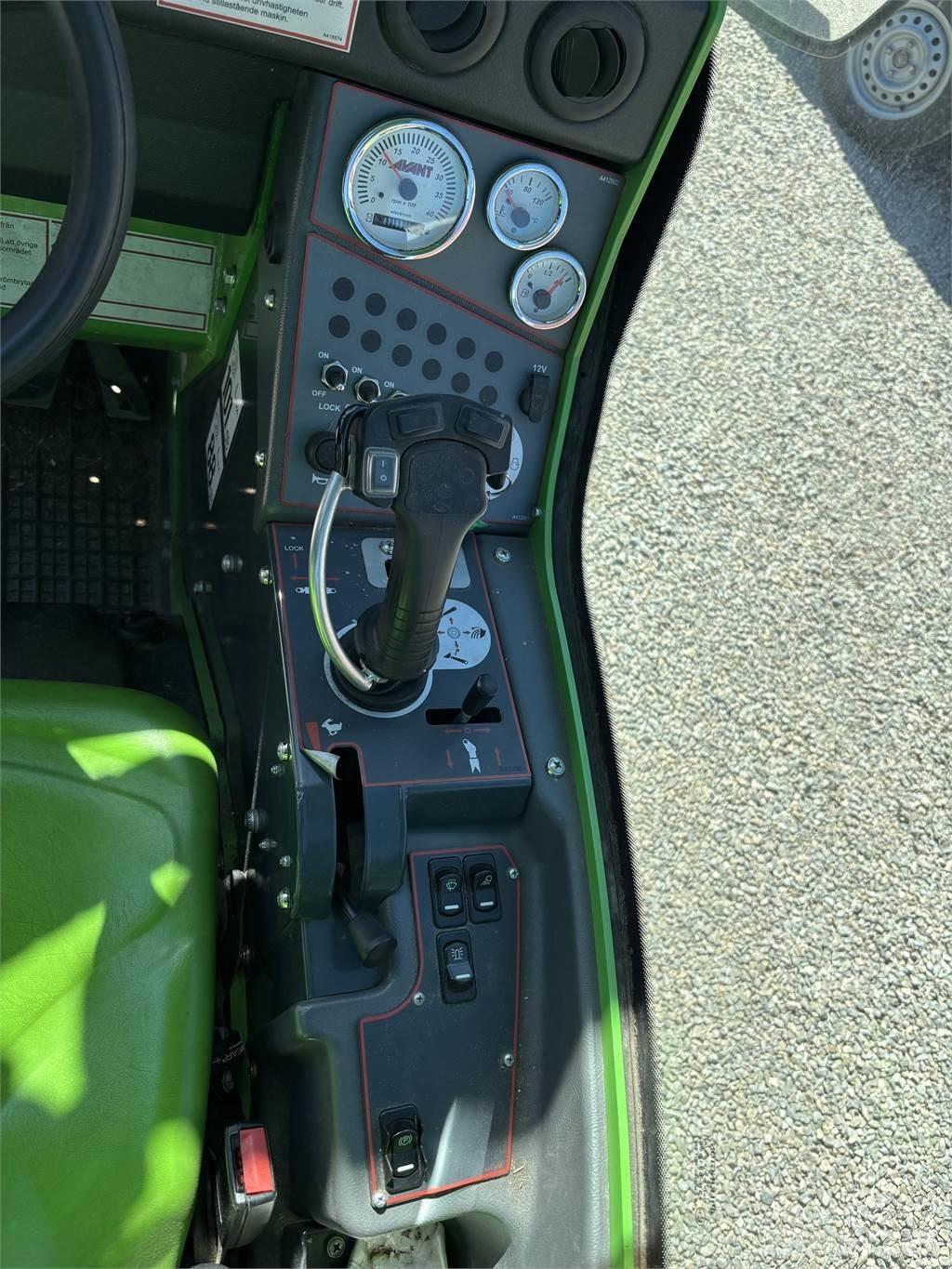 Avant 528 滑移装载机