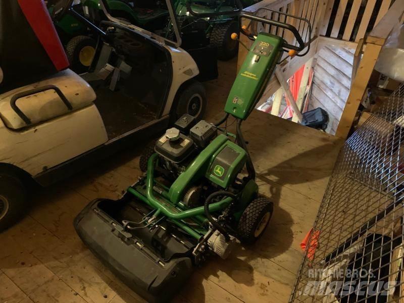 John Deere 220 骑乘式割草机