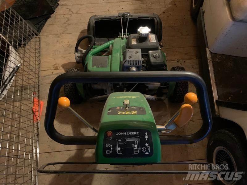John Deere 220 骑乘式割草机
