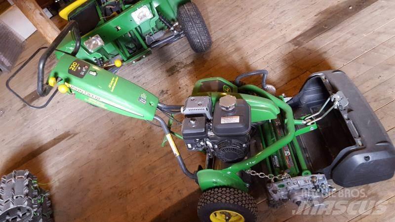 John Deere 220 骑乘式割草机