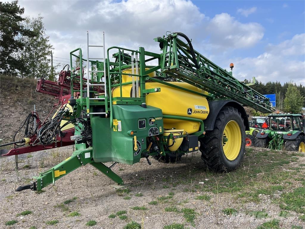 John Deere M952 牵引式喷雾机