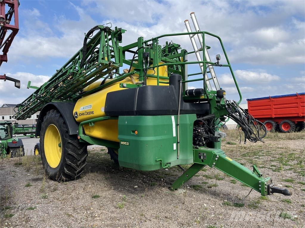 John Deere M952 牵引式喷雾机