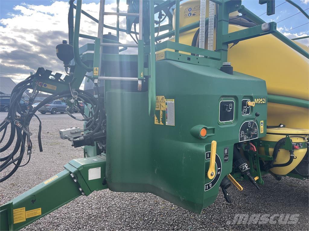 John Deere M952 牵引式喷雾机