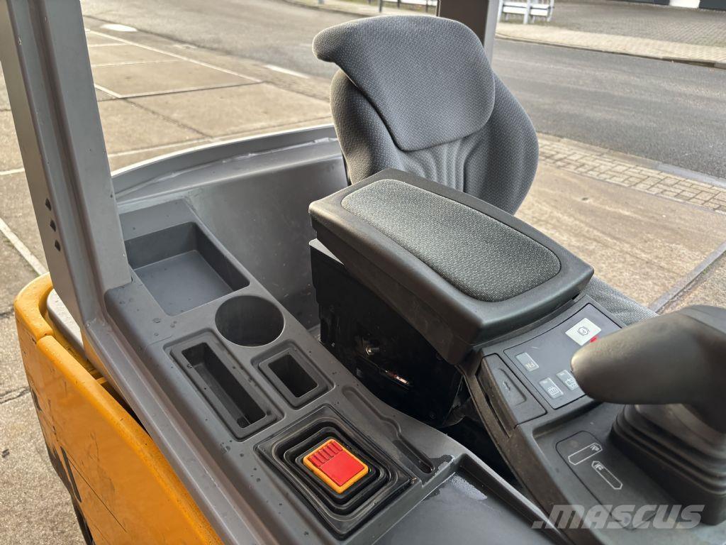 Jungheinrich EFG 320 电动叉车