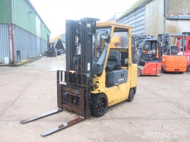 CAT GC30 天然气叉车
