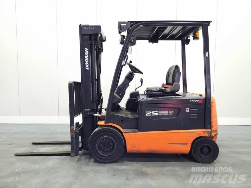 Doosan B25X-5 电动叉车