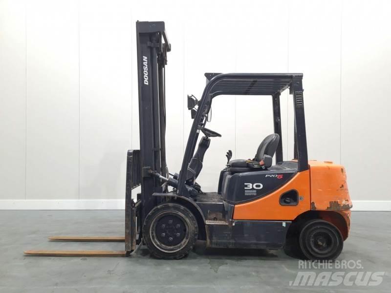 Doosan D30S-5 柴油叉车