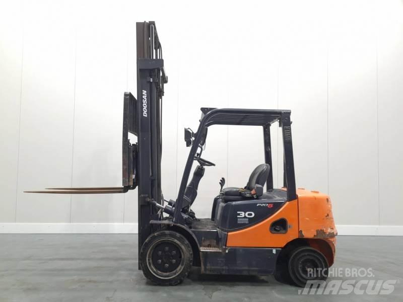 Doosan D30S-5 柴油叉车