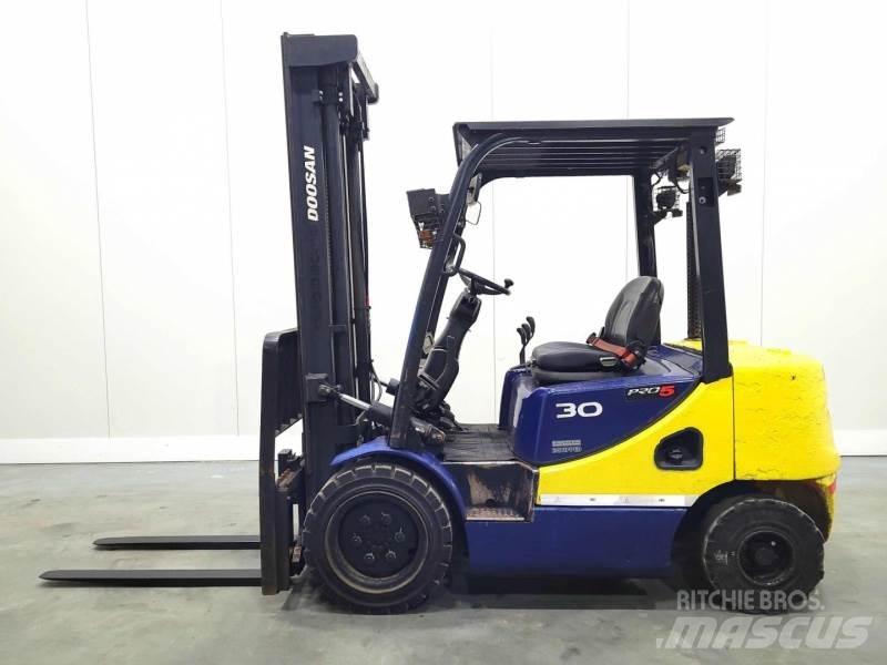 Doosan D30S-5 柴油叉车