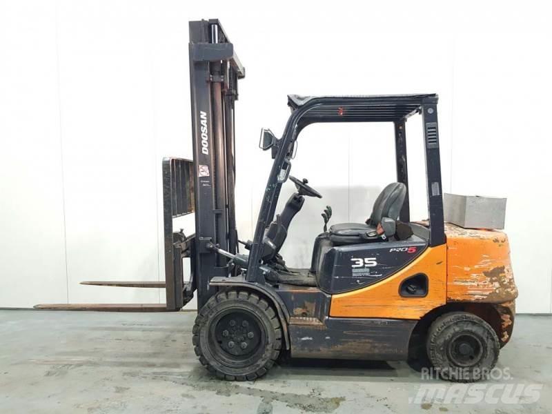 Doosan D35C-5 柴油叉车