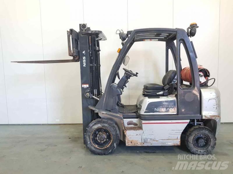 Nissan U1D272520 天然气叉车