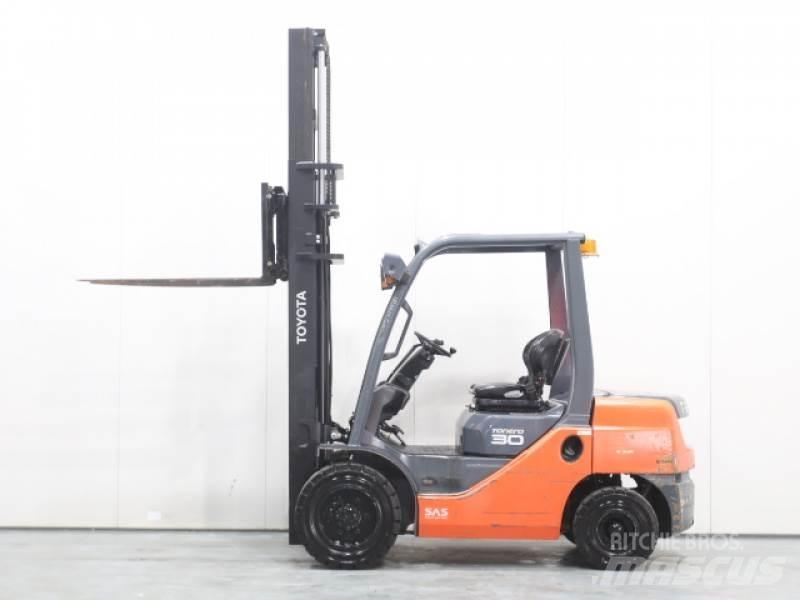 Toyota 02-8FDF30 柴油叉车