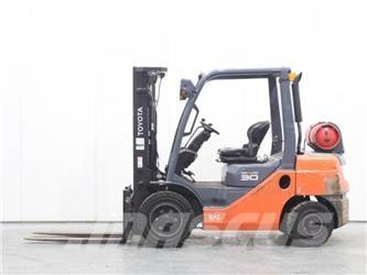 Toyota 02-8FGF30 天然气叉车