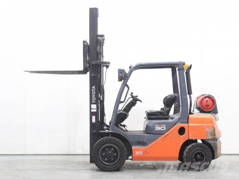 Toyota 02-8FGF30 天然气叉车