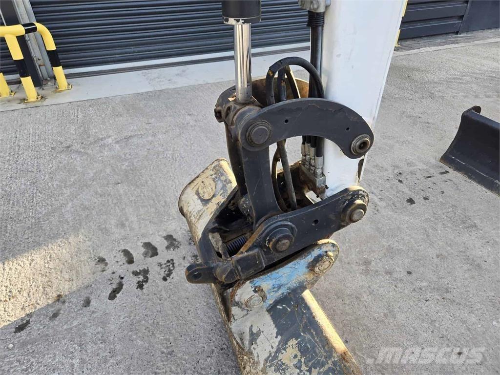 Bobcat E27 小型挖掘机