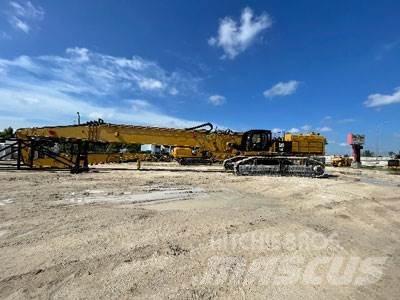 CAT 390FL UHD 组装挖掘机