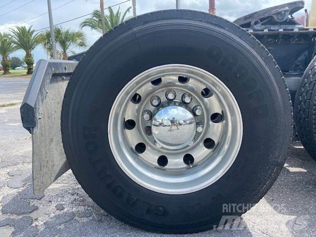 Mack CXU613 牵引车