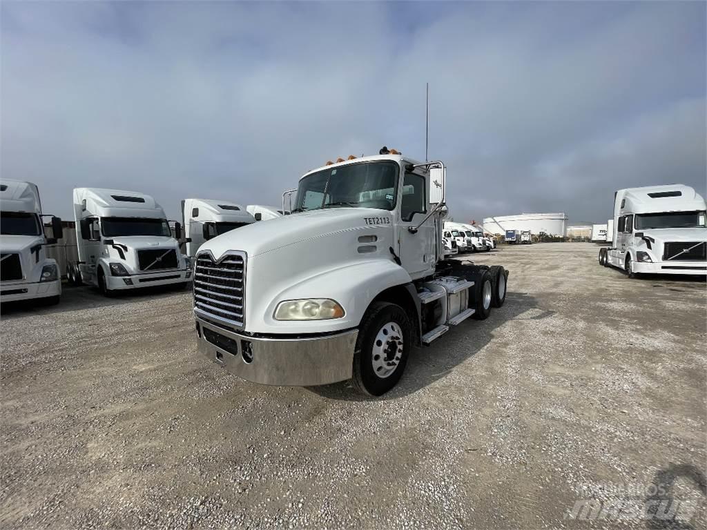 Mack CXU613 牵引车