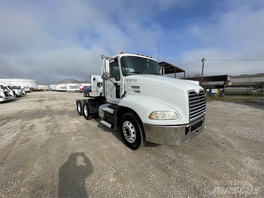 Mack CXU613 牵引车