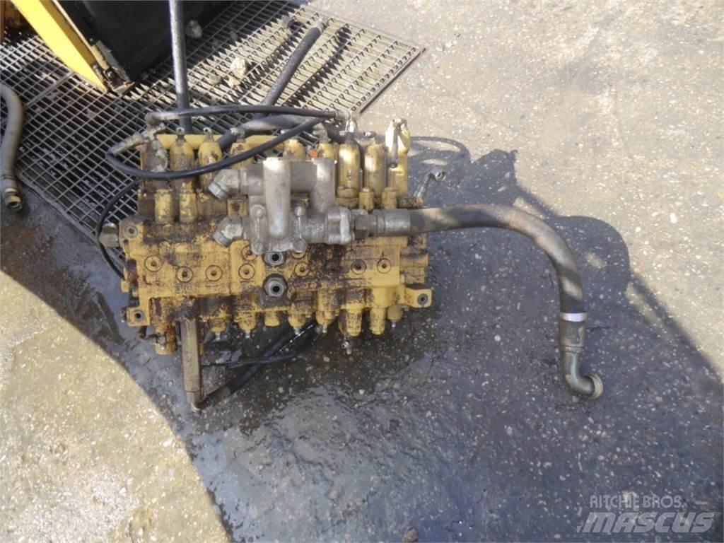 CAT 231D 履带、链条和底盘