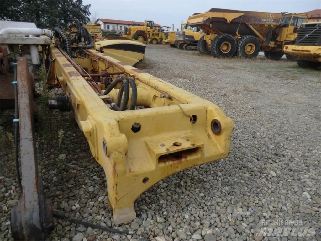 CAT 323D 底盘和悬架