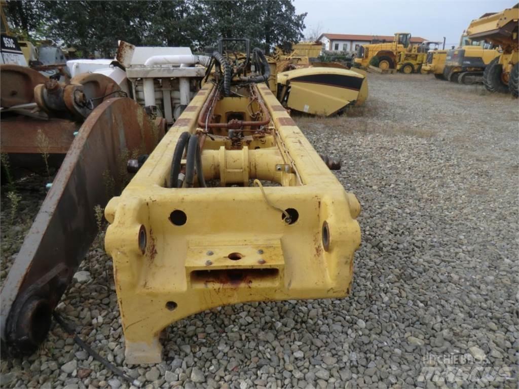 CAT 323D 底盘和悬架