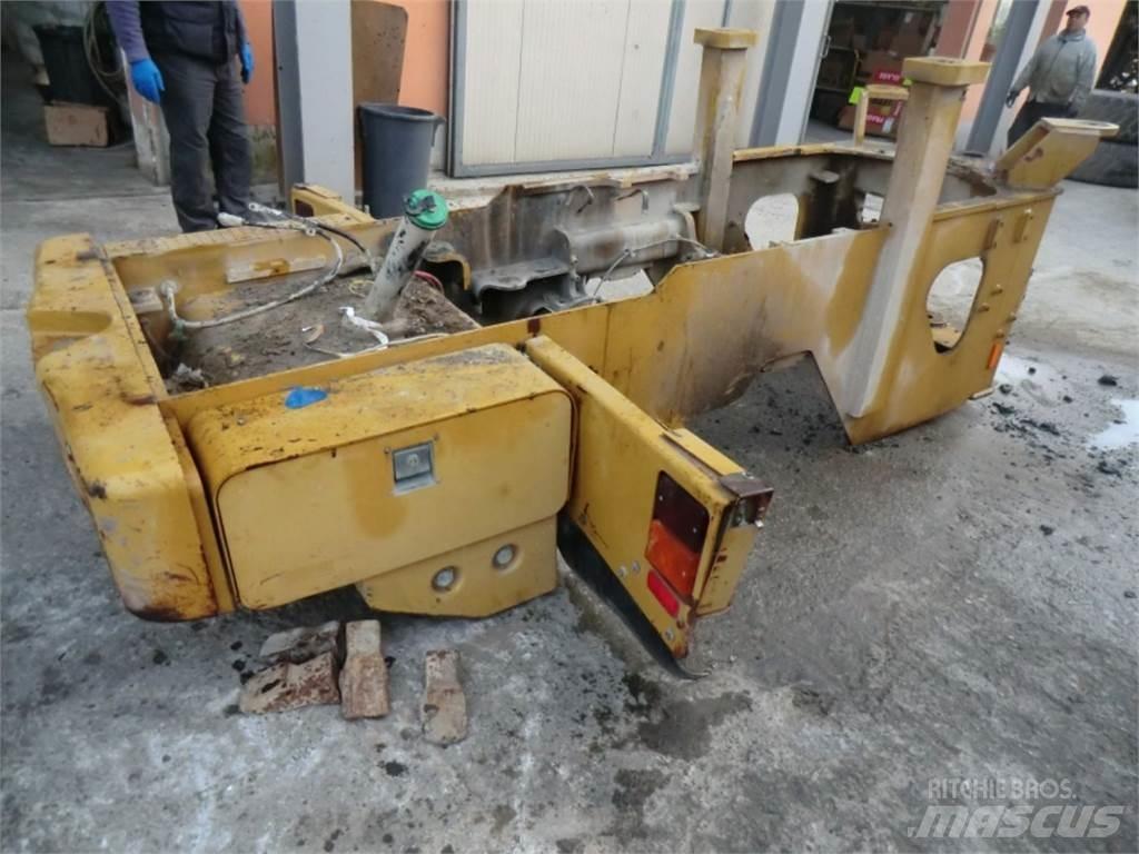 CAT 928G 底盘和悬架