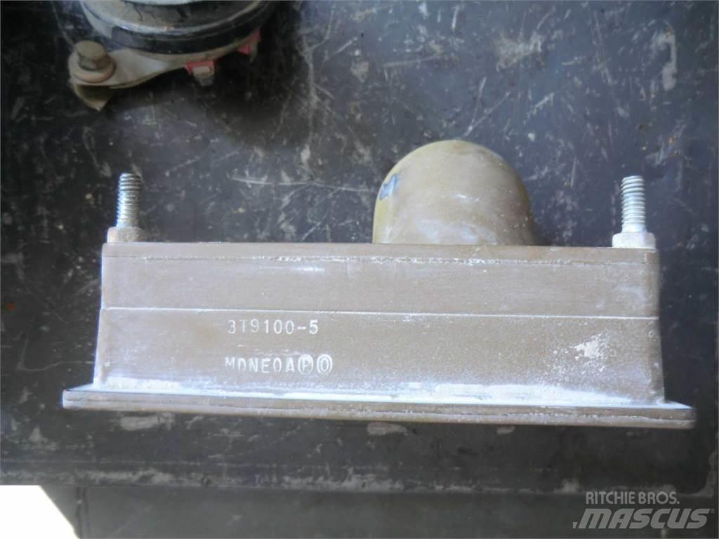 CAT 953 底盘和悬架