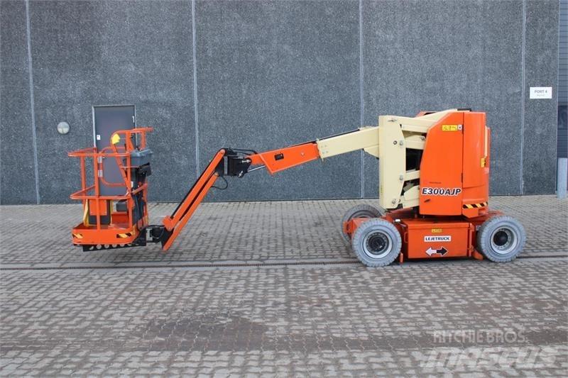JLG E300AJP 曲臂高空工作平台