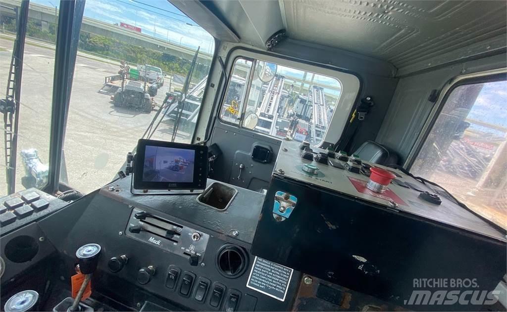 Mack MR688S 垃圾车