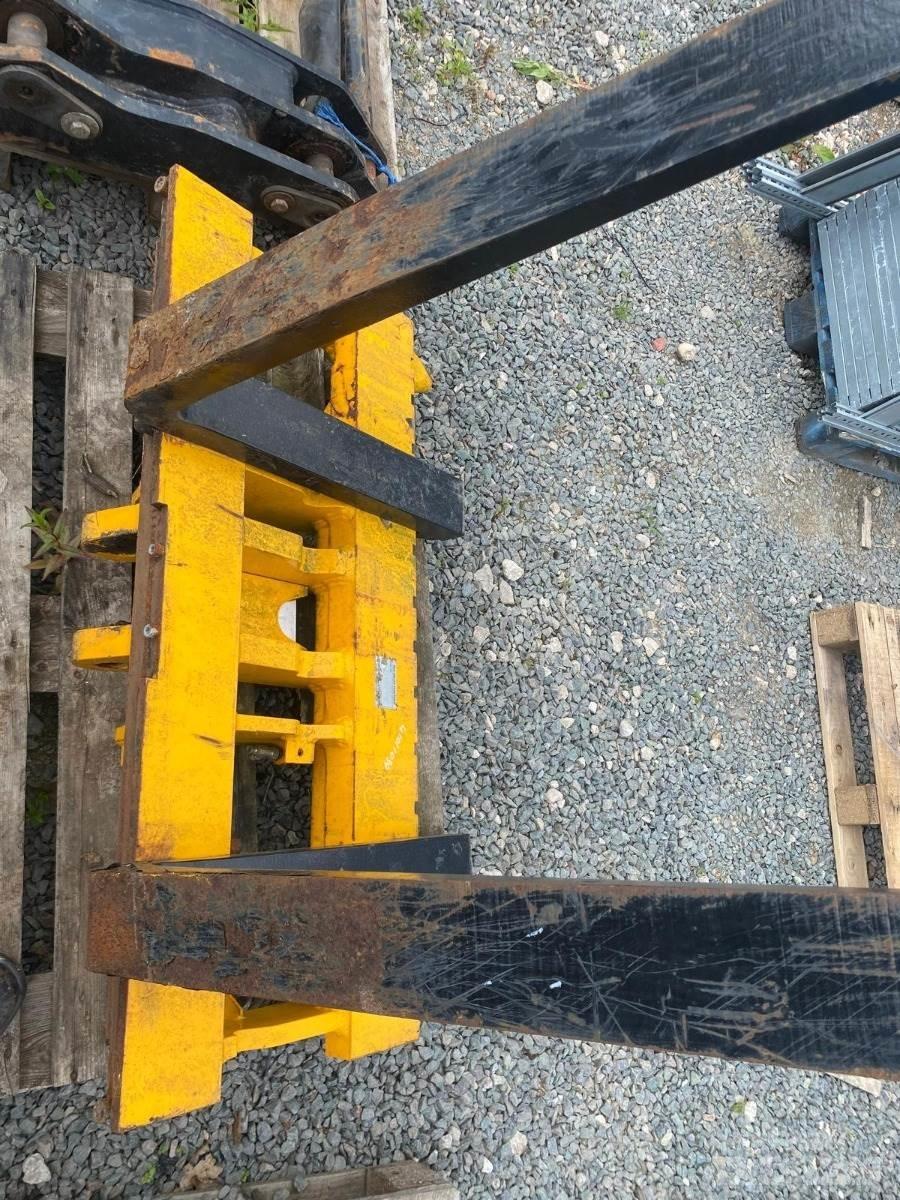 JCB  电动叉车