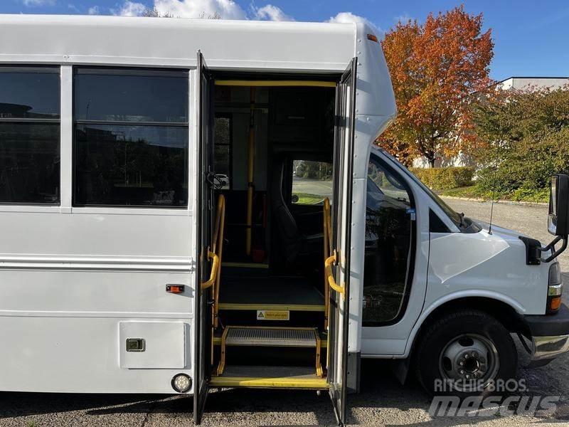 Chevrolet Express 迷你巴士