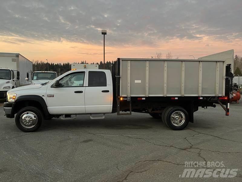 Dodge Ram 5500 平板栏板货车