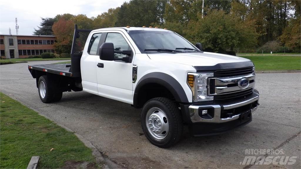Ford F-550 平板栏板货车