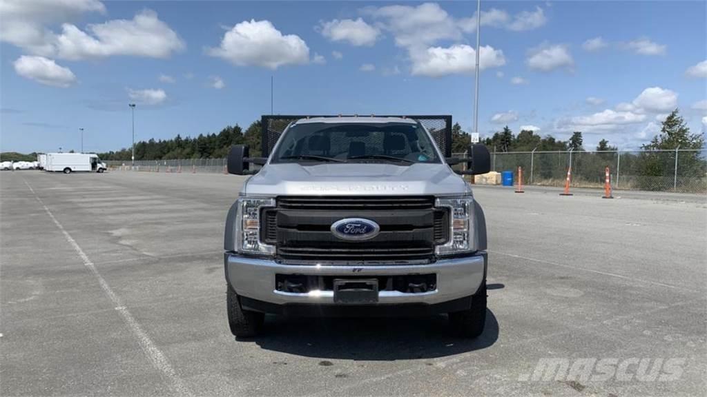 Ford F-550 平板栏板货车