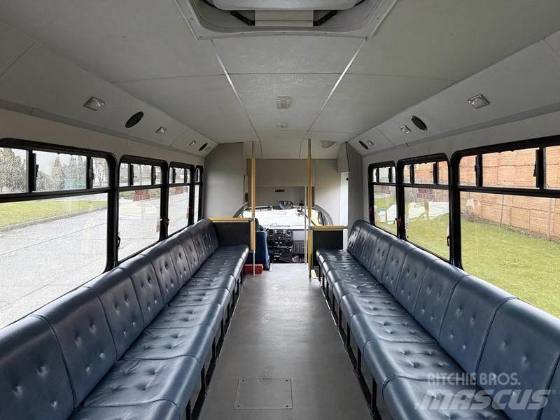 Ford F-550 迷你巴士