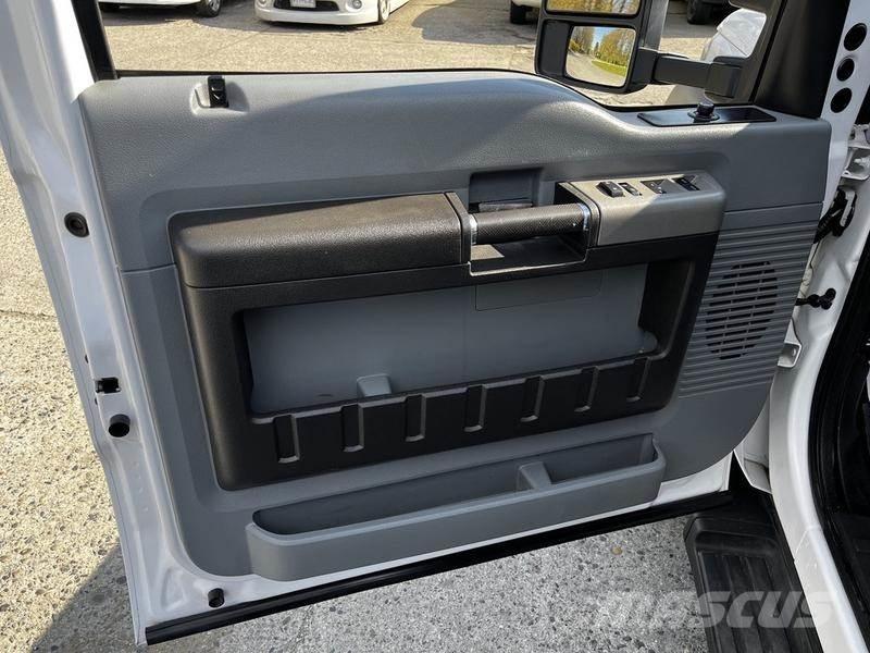 Ford F-550 平板栏板货车