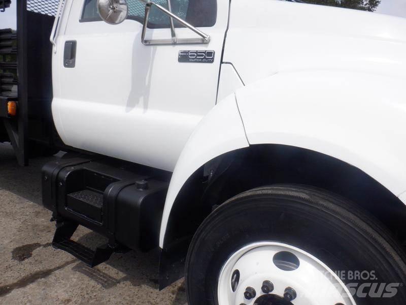 Ford F-650 平板栏板货车