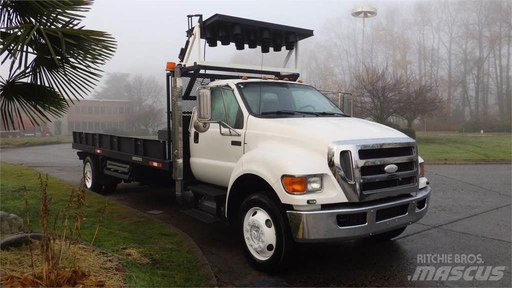 Ford F-750 平板栏板货车