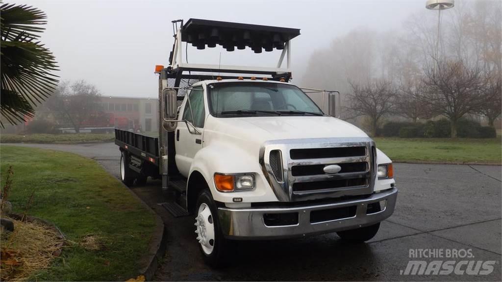 Ford F-750 平板栏板货车