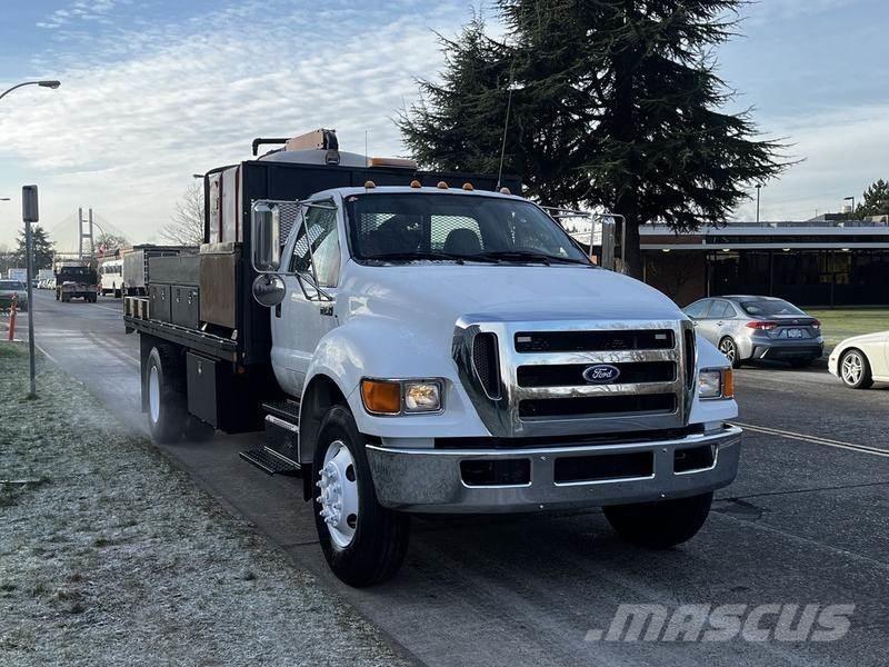 Ford F-750 平板栏板货车
