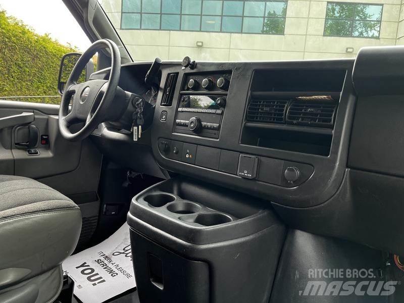 GMC Savana 大型面包车