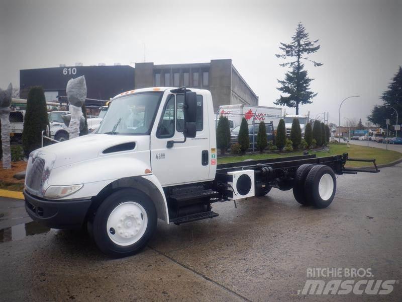 International 4300 平板车