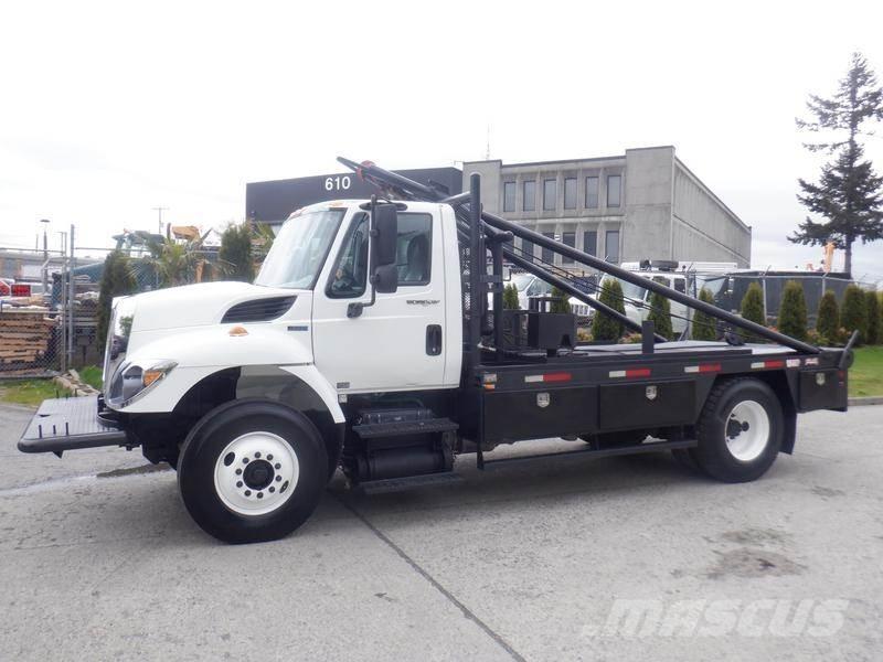 International 7300 平板栏板货车