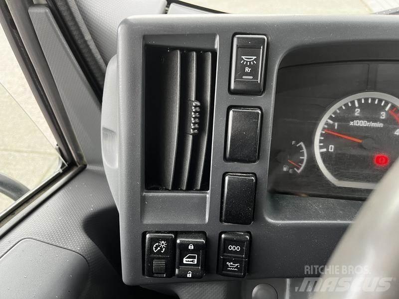 Isuzu NPR 大型面包车