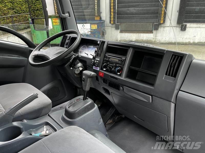 Isuzu NPR 大型面包车